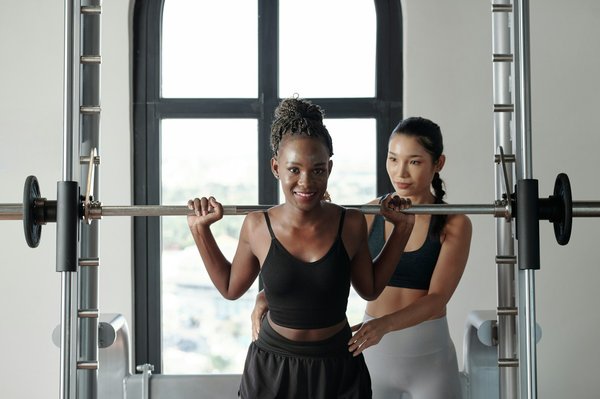 Comment les seniors peuvent-ils intégrer des exercices de renforcement des muscles du tronc pour améliorer leur posture ?